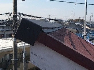 棟板金を側面から貫板に向かってステンレスビスを打ち込み固定した状態