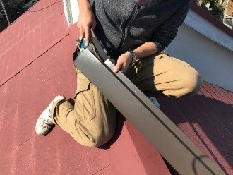 新しい棟板金を屋根の形状に合わせて丁寧に加工