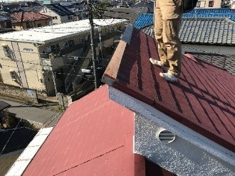棟板金部分の貫板が雨水の浸入で腐食し固定力を失っている状況