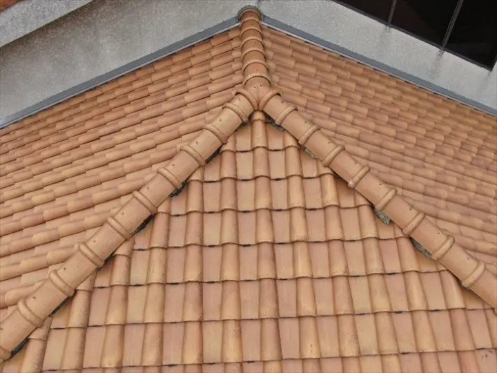 漆喰が剥離した棟瓦
