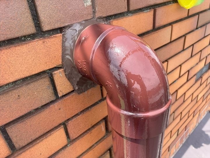 外壁と配管の取り合い部分にはシーリングを丁寧に充填し水の侵入を防ぐ処置