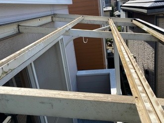 既存の波板を撤去作業後