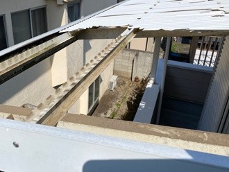 既存の波板を撤去