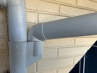 竪樋の取り付け作業