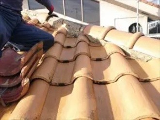 棟瓦の撤去作業の風景