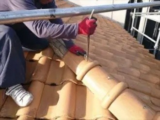 棟瓦の撤去作業開始