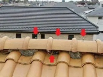 漆喰は剥がれて内部が見えている状況