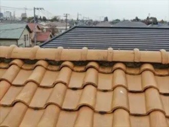 漆喰は完全に剥がれ落ちて内部が見えている状態