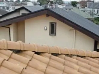漆喰が剥離した棟瓦の状態を確認