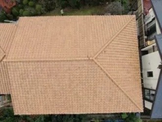 漆喰が剥離した棟瓦（ドローン撮影）