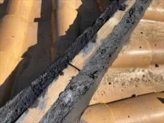 棟瓦を戻す前に両側の表面を平らに仕上げる作業