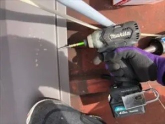 棟板金の取り付け作業