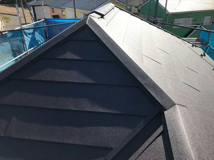 スーパーガルテクトを用いたパミール屋根のカバー工事が完工した屋根