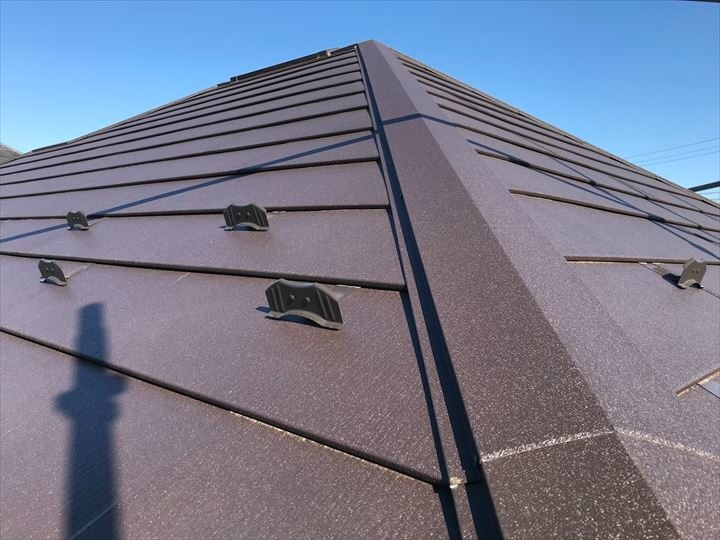 スーパーガルテクトを用いたパミール屋根のカバー工事が完工した状態