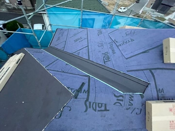 アイジー工業製の「スーパーガルテクト」の敷設作業