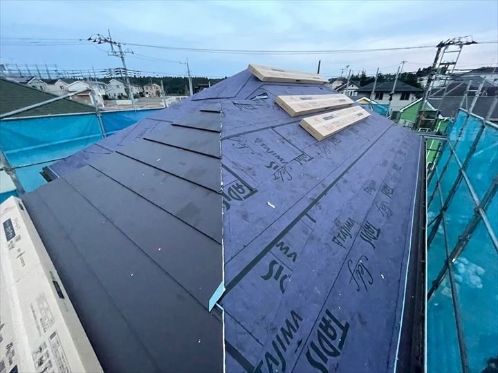 アイジー工業製の「スーパーガルテクト」の敷設