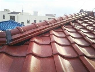 銅線を使用して瓦を固定