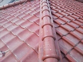 熨斗瓦を積み上げ最上部に冠瓦を設置