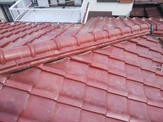 熨斗瓦を順に積み上げる作業