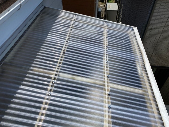 ポリカーボネート波板を使用した波板屋根の交換工事後の状態