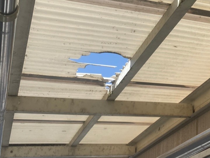 波板屋根には所々に穴が開いている状態