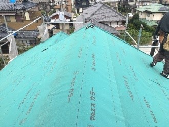 ルーフィング(防水紙)を丁寧に敷設作業