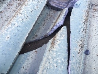 平部に葺かれている瓦にもひび割れた状態