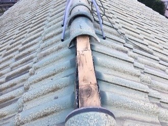 棟瓦が一部飛散して下地の貫板が露出している状態