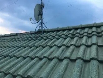 台風の被害を受けた瓦屋根