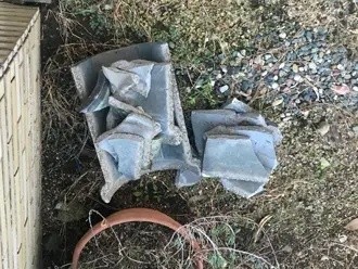 台風の影響で破損してしまった瓦の破片