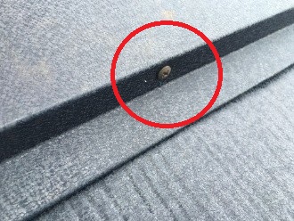 SUSビス(ステンレス製ビス)を使用して棟板金を固定