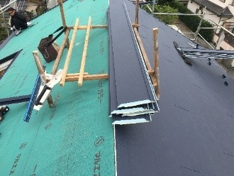 屋根材スーパーガルテクトの敷設作業