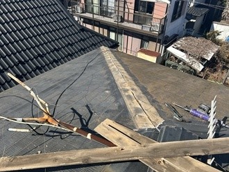 棟板金が飛散した屋根