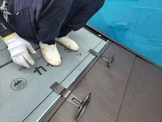 雪止め設置する作業工程