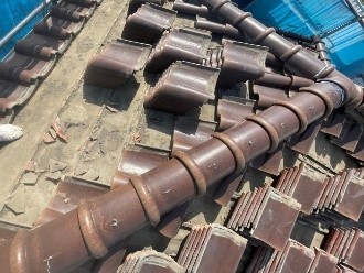 既存の瓦を解体・撤去する作業