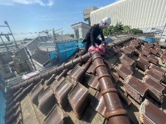 既存の瓦を解体撤去