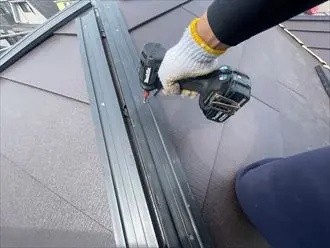 棟板金設置の様子