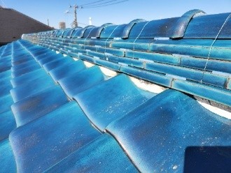 のし瓦と冠瓦のコーキング処理後の状態