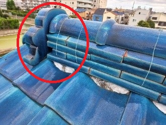 鬼瓦周りの漆喰の剥がれた状態