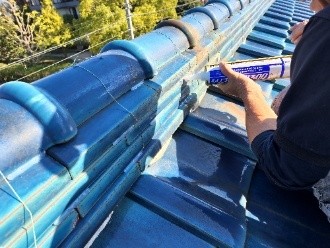 のし瓦と冠瓦のコーキング処理