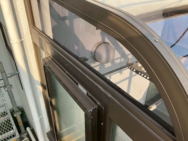 側面のポリカーボネート平板がきれいに収まった状態