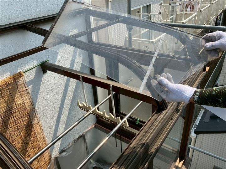 撤去した既存のポリカーボネート平板の様子