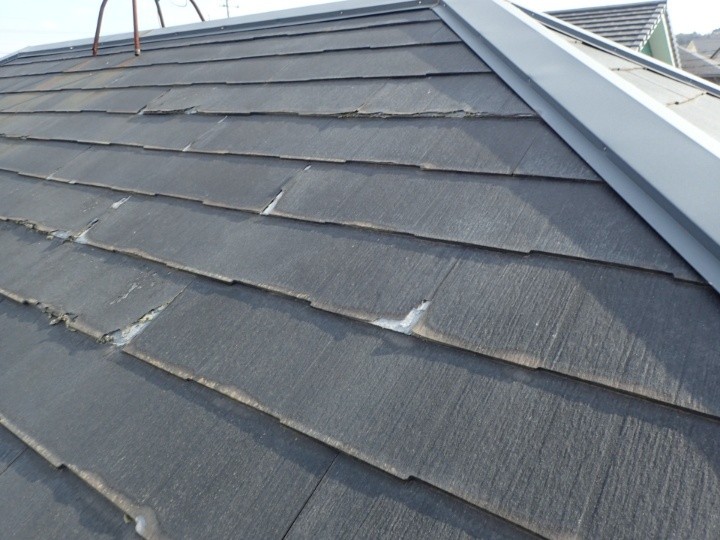 ひび割れが発生したパミール屋根の状態