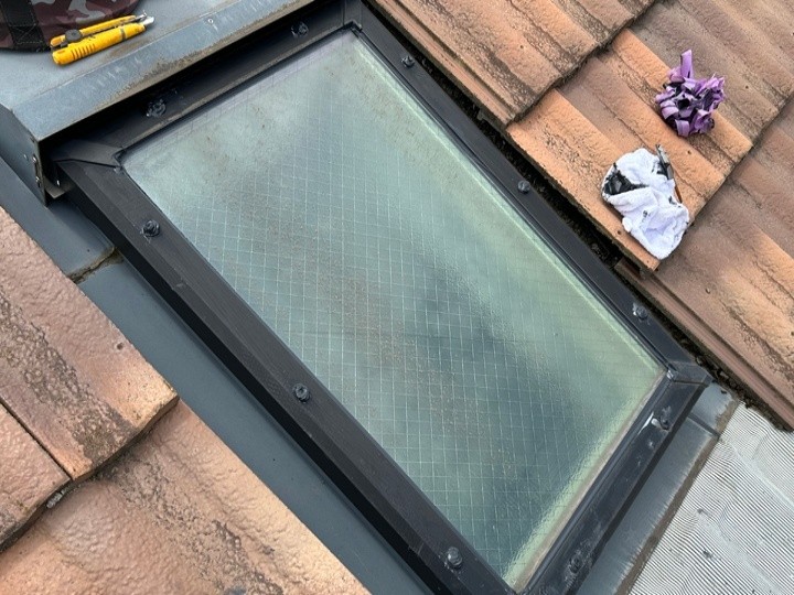 シーリング処理を施したトップライトの雨漏り補修工事