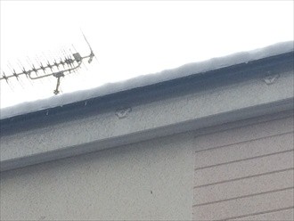 軒樋が落下した状態