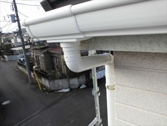 軒樋を集水器へ接続して取り付け