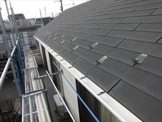 ステンレス製の軒樋用内吊金具を取り付け作業