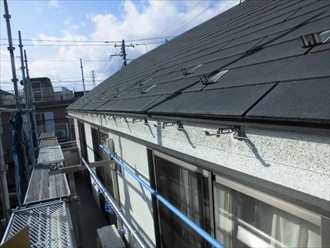 ステンレス製の軒樋用内吊金具を取り付け