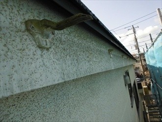 既存の「軒樋と支持金具」を取り外し作業