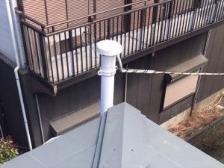 棟板金の仮留めを行い応急処置